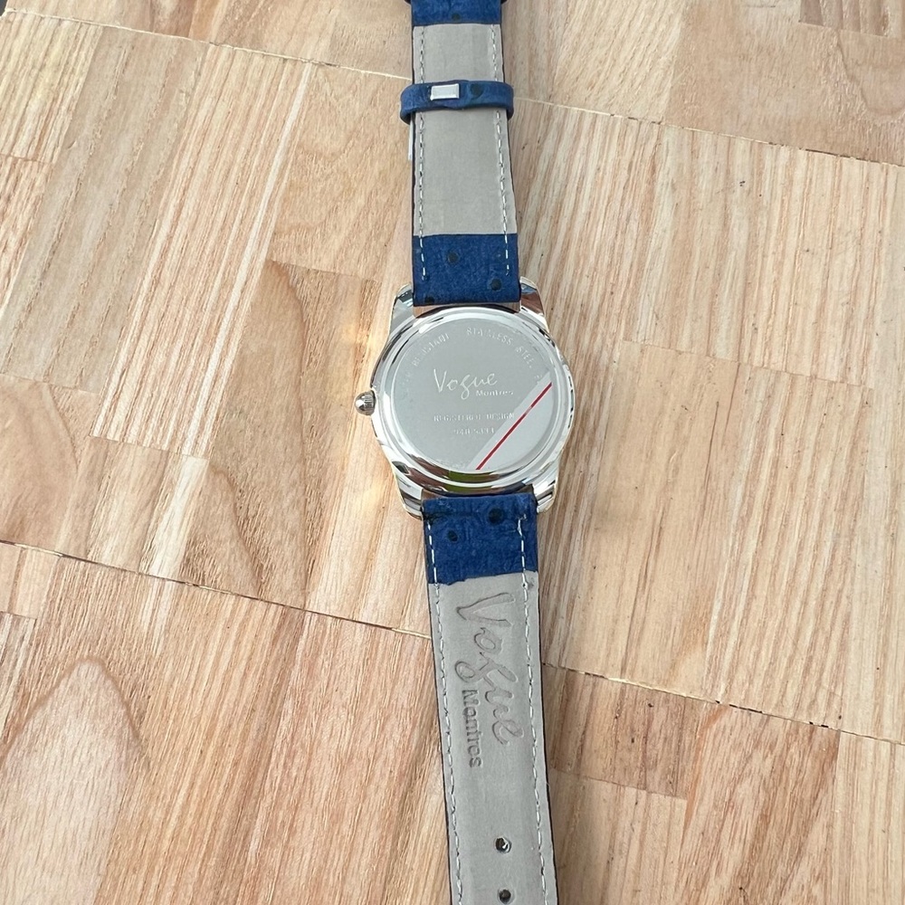 Vogue Montres ladies gold tone blue fashion watch NEW BATTERY - Picture 3 of 6